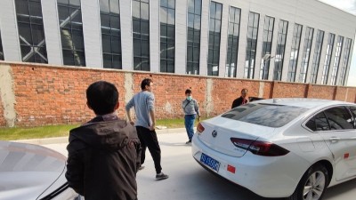 气门油封骨架客户到访必威体育南通新工厂进行滚筒滚喷机打样